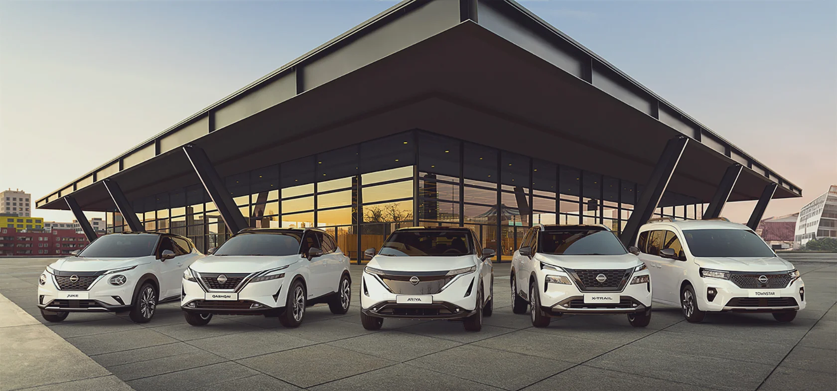 Nissan Fahrzeuge auf einem sommerlichen Hintergrund